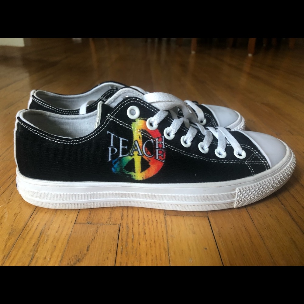Yes We Vibe Low Top Sneakers